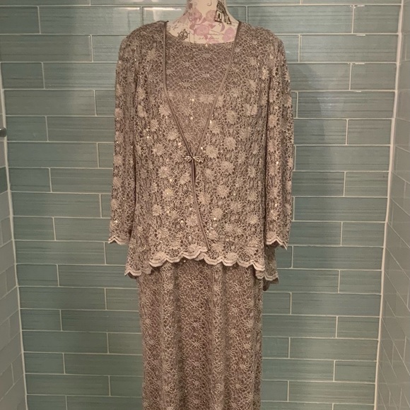 R&M Richards plus size floor length evening gown - Picture 4 of 16